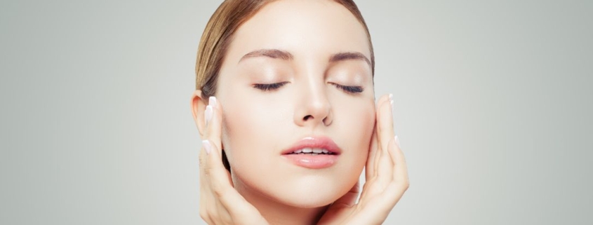 La cura della pelle valorizza la bellezza naturale del viso