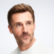 Definizione del profilo il lifting non invasivo per l’area sotto il mento Definizione del profilo il lifting non invasivo per l'area sotto il mento